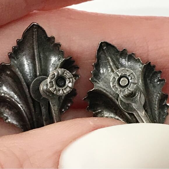 Antique Sterling Silver Botanical Lilly Flower Design Screw Back Earrings - Picture 12 of 14